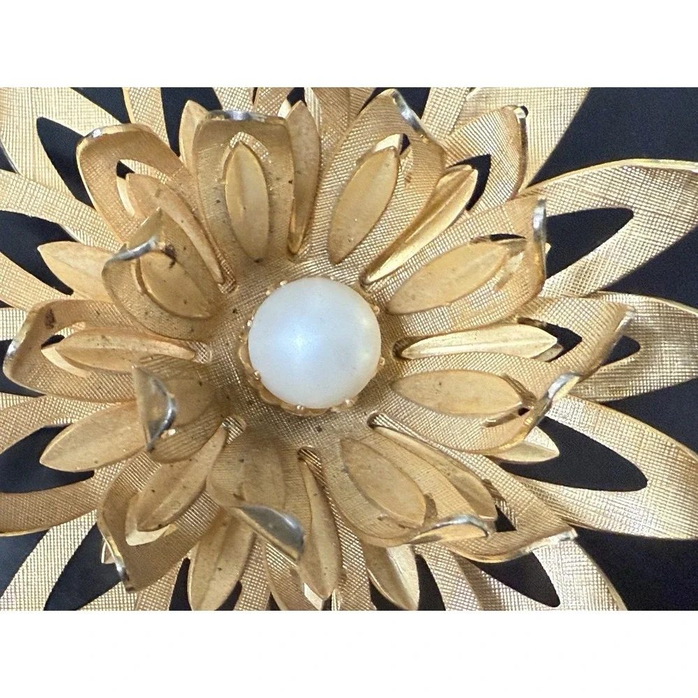 Emmons Brooch Pin three tiered textured gold tone faux pearl‎ 2-3/8